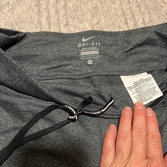 Nike size M Nike Capris Leggings - Picture 3 of 5